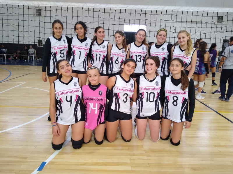 Estudiantes participar en un torneo de vley en Crdoba
